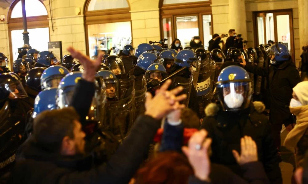 Ιταλία: Στους δρόμους 8.000 αντιεμβολιαστές – Τους απαγόρευσαν την είσοδο στην κεντρική πλατεία της Τεργέστης